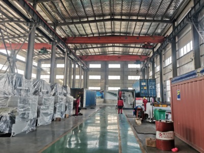 Cum gestionează această mașină de îndoit mare compensarea încoronării pentru deviația pe toată lungimea de îndoire?